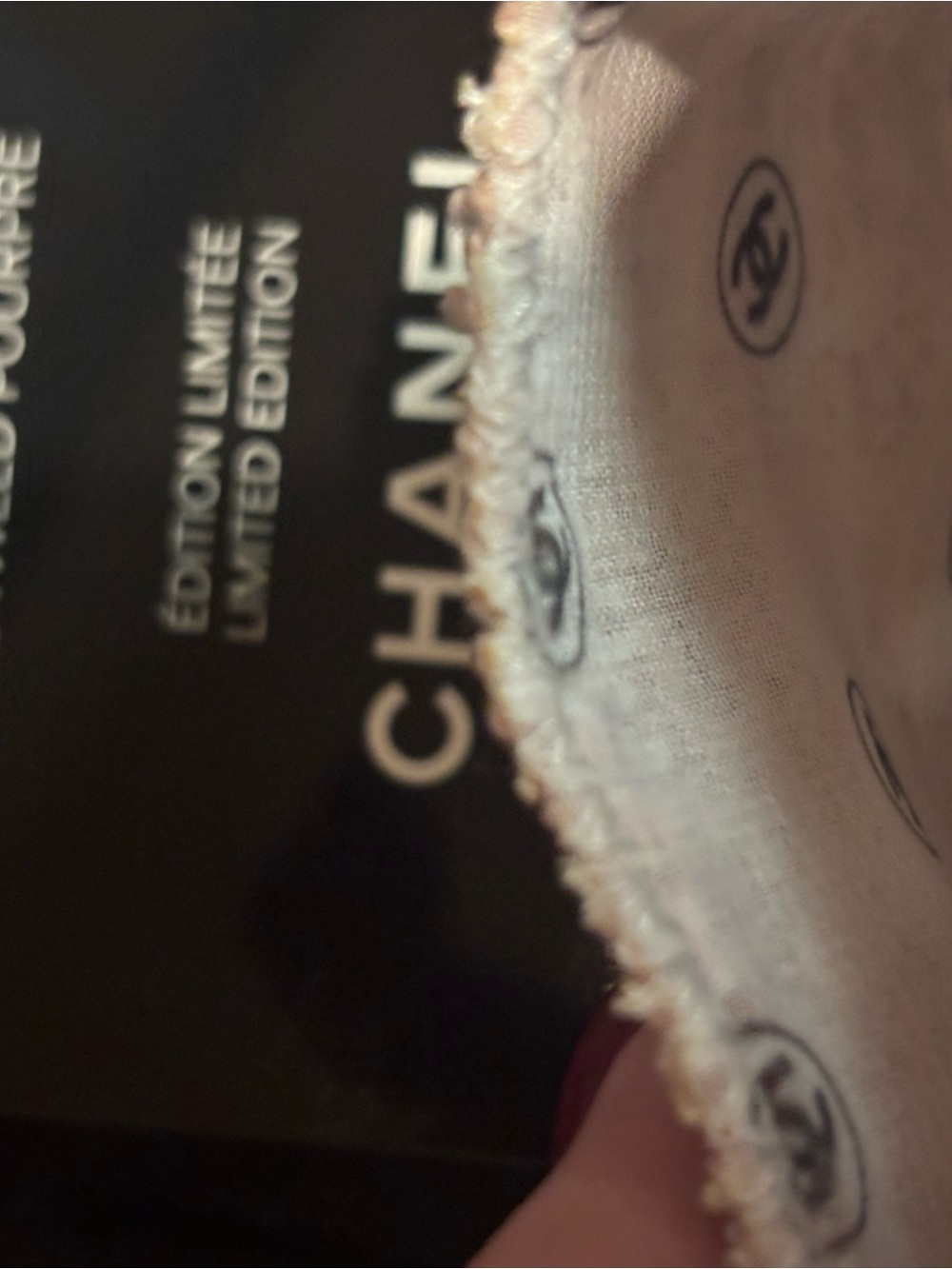 CHANEL Les 4 Ombres Tweed Quad Eyeshadow — Purple & Gold Accent - Picture 8 of 8